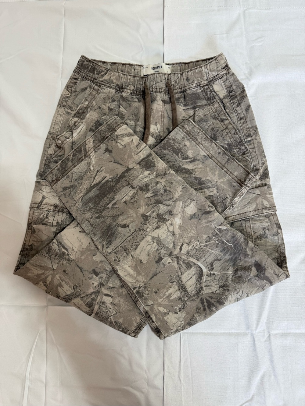 Hollister Men’s Gray Printed Cargo Pants XS